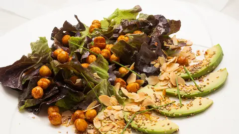 Arguiñano elabora una ensalada "distinta, fácil y resultona": de garbanzos fritos y aguacate Arguiñano elabora una ensalada "distinta, fácil y resultona": de garbanzos fritos y aguacate