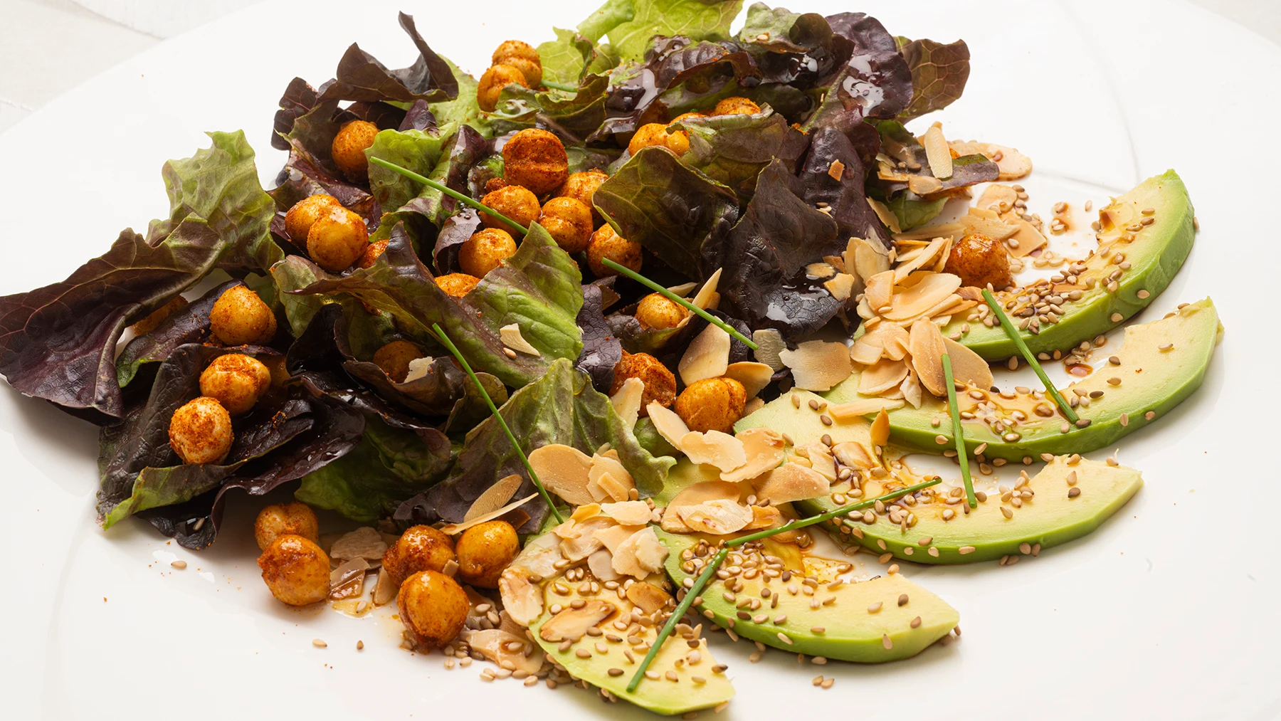 Arguiñano elabora una ensalada "distinta, fácil y resultona": de garbanzos fritos y aguacate Arguiñano elabora una ensalada "distinta, fácil y resultona": de garbanzos fritos y aguacate