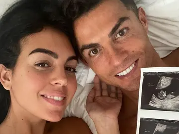 Cristiano Ronaldo y Georgina Rodríguez anuncian que esperan gemelos: "Nuestros corazones están llenos de amor" Cristiano Ronaldo y Georgina Rodríguez anuncian que esperan gemelos: "Nuestros corazones están llenos de amor"