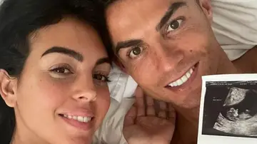 Cristiano Ronaldo y Georgina Rodríguez anuncian que esperan gemelos: "Nuestros corazones están llenos de amor" Cristiano Ronaldo y Georgina Rodríguez anuncian que esperan gemelos: "Nuestros corazones están llenos de amor"