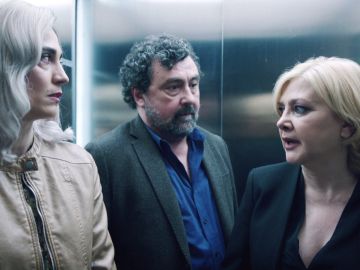 Paco, Dolores y María, encerrados en el ascensor: ¿resolverán su trío amoroso? 