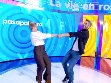 Cristina Alcázar consigue que Roberto Leal vea ‘la vida en rosa’ Cristina Alcázar consigue que Roberto Leal vea ‘la vida en rosa’