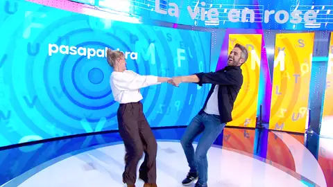 Cristina Alcázar consigue que Roberto Leal vea ‘la vida en rosa’ Cristina Alcázar consigue que Roberto Leal vea ‘la vida en rosa’