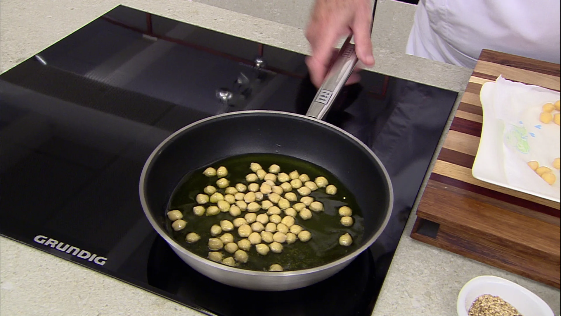 El truco de Arguiñano para que los garbanzos no se deshagan al freírlos El truco de Arguiñano para que los garbanzos no se deshagan al freírlos