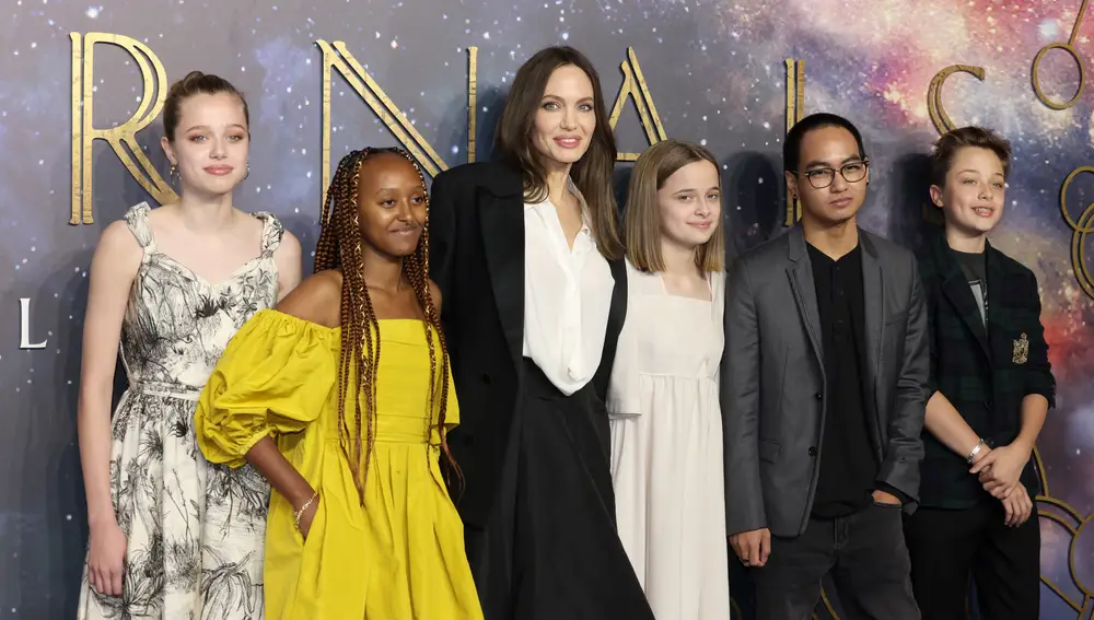 Angelina Jolie con sus hijos Shiloh, Zahara, Vivienne, Maddox y Knox en el estreno de 'Eternals' en Londres
