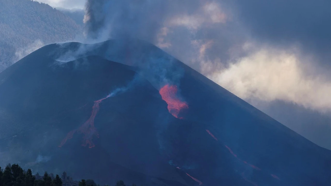La lava del volcán de La Palma puede llegar a la fajana de nuevo La lava del volcán de La Palma puede llegar a la fajana de nuevo