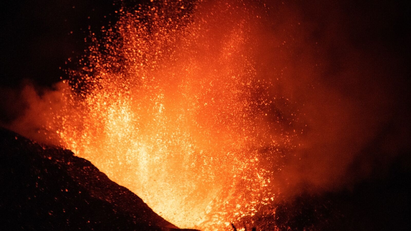 El volcán de La Palma cumple 40 días en erupción y la lava sigue arrasando edificaciones