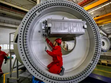 Imagen de unos trabajadores en una turbina en China