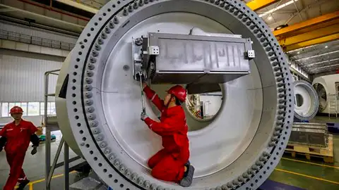 Imagen de unos trabajadores en una turbina en China Imagen de unos trabajadores en una turbina en China