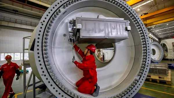 Imagen de unos trabajadores en una turbina en China