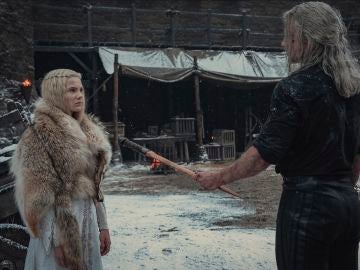 Freya Allan y Henry Cavill en 'The Witcher'