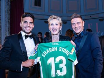 Sharon Stone luce una camiseta del Betis acompañada de Joaquín y Bartra en los ELLE Style Awards