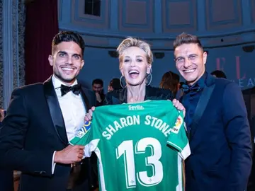 Sharon Stone luce una camiseta del Betis acompañada de Joaquín y Bartra en los ELLE Style Awards Sharon Stone luce una camiseta del Betis acompañada de Joaquín y Bartra en los ELLE Style Awards