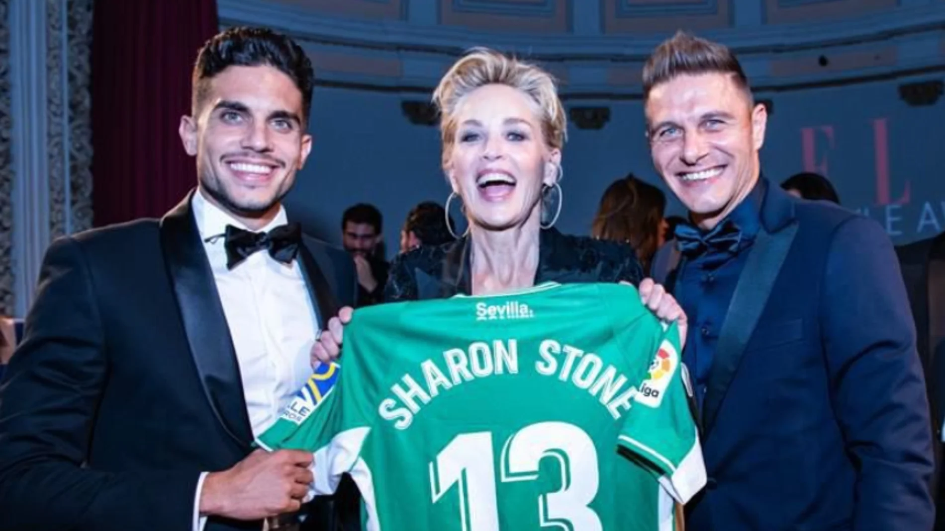 Sharon Stone luce una camiseta del Betis acompañada de Joaquín y Bartra en los ELLE Style Awards