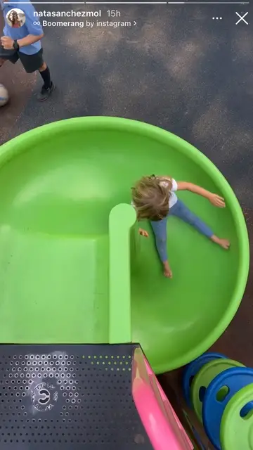 Lia, pasándoselo en grande en el tobogán Lia, pasándoselo en grande en el tobogán