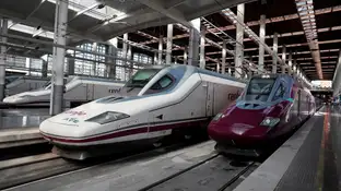 Trenes AVE (izquierda) y Avlo (derecha) de Renfe Trenes AVE (izquierda) y Avlo (derecha) de Renfe