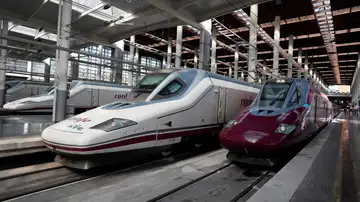 Trenes AVE (izquierda) y Avlo (derecha) de Renfe Trenes AVE (izquierda) y Avlo (derecha) de Renfe