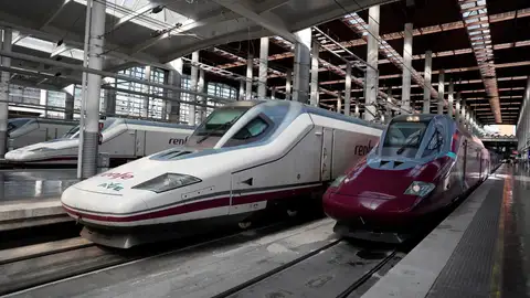 Trenes AVE (izquierda) y Avlo (derecha) de Renfe Trenes AVE (izquierda) y Avlo (derecha) de Renfe