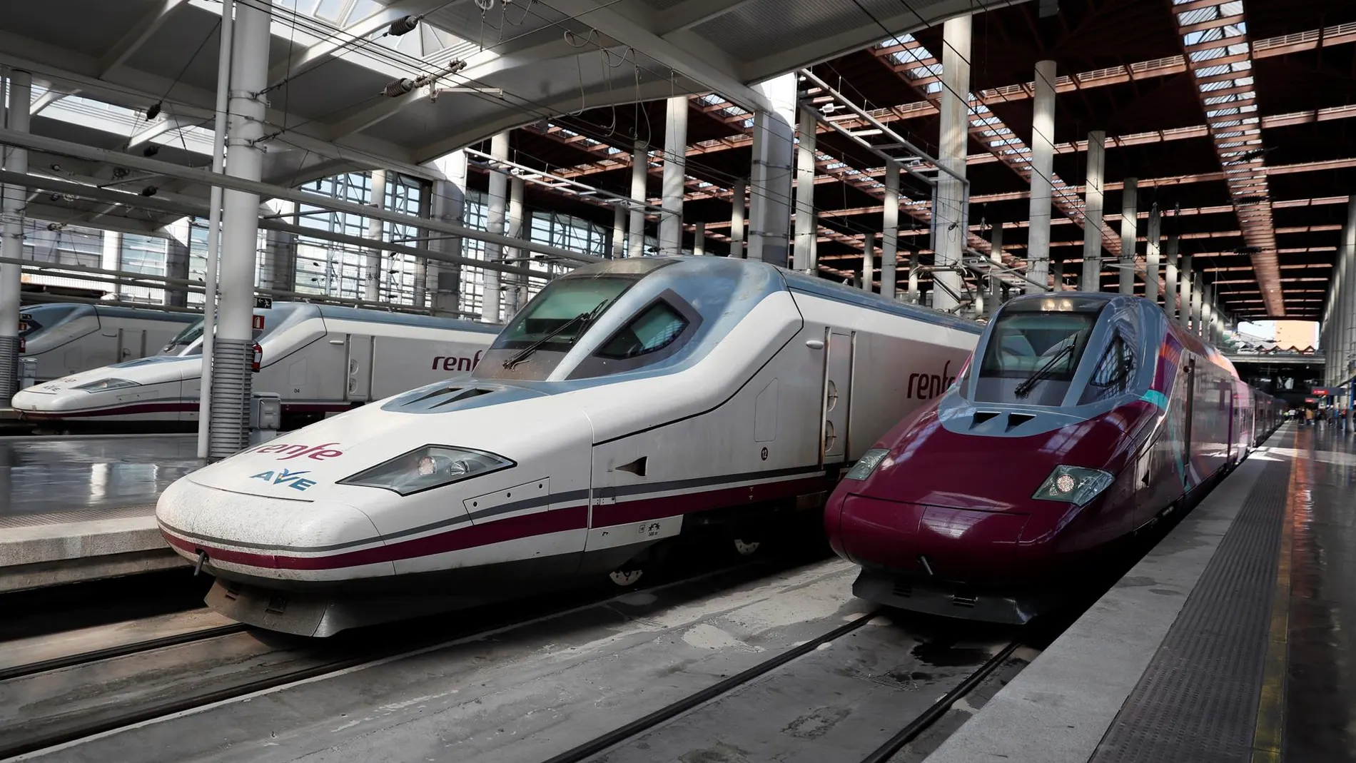 Trenes AVE (izquierda) y Avlo (derecha) de Renfe Trenes AVE (izquierda) y Avlo (derecha) de Renfe