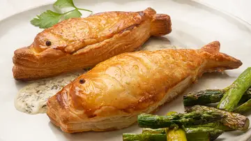 ¡Con forma de pescadito! Receta de salmonete en costra de hojaldre con espárragos