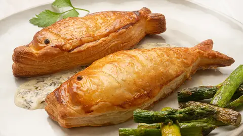 ¡Con forma de pescadito! Receta de salmonete en costra de hojaldre con espárragos ¡Con forma de pescadito! Receta de salmonete en costra de hojaldre con espárragos