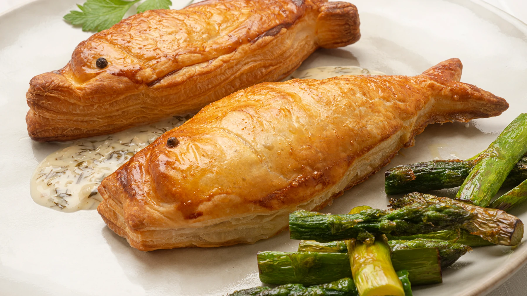 &iexcl;Con forma de pescadito! Receta de salmonete en costra de hojaldre con esp&aacute;rragos
