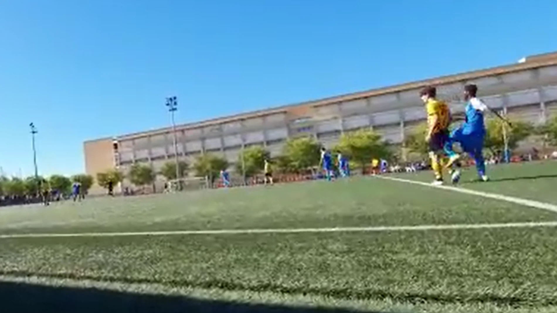 La vergonzosa imagen en un partido de cadetes en Girona: &quot;Mientras no te vea el árbitro puedes pegarle una paliza&quot;