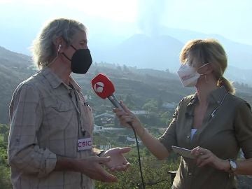 Susanna Griso habla con un vulcanólogo.