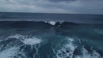 Un dron graba una enorme ola de cuatro metros rompiendo el bote de un pescador dejándolo luchando por su vida en las olas