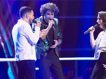 Óscar, Diana y Kiumars canta 'Lovely' en La Gran Batalla de ‘La Voz’ Óscar, Diana y Kiumars canta 'Lovely' en La Gran Batalla de ‘La Voz’