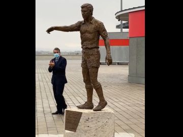 El Atlético de Madrid inaugura la estatua de Luis Aragonés en el Wanda Metropolitano