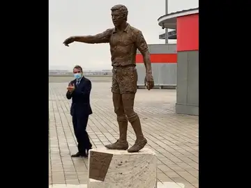 El Atlético de Madrid inaugura la estatua de Luis Aragonés en el Wanda Metropolitano El Atlético de Madrid inaugura la estatua de Luis Aragonés en el Wanda Metropolitano