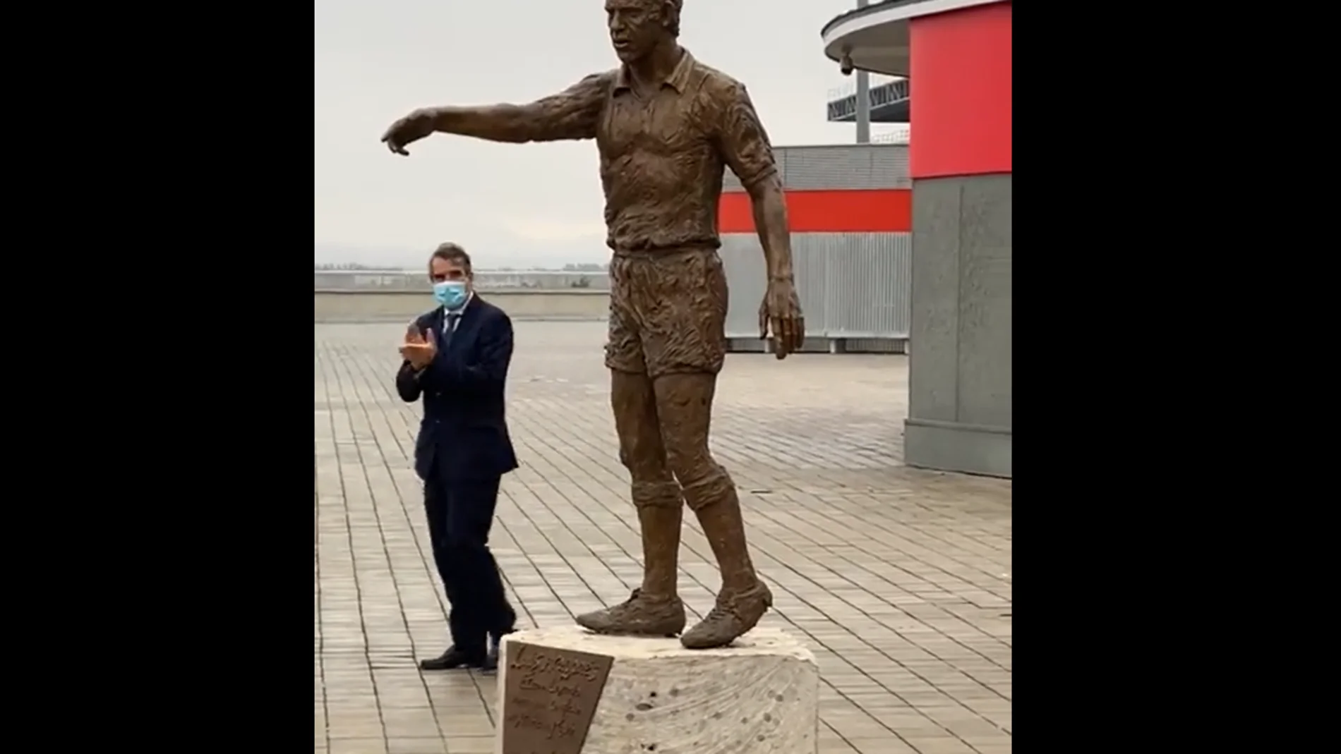El Atlético de Madrid inaugura la estatua de Luis Aragonés en el Wanda Metropolitano