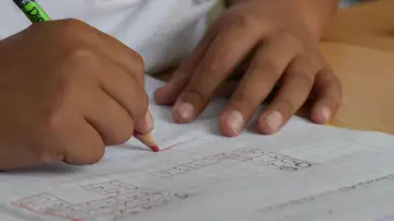 Niño escribiendo Niño escribiendo