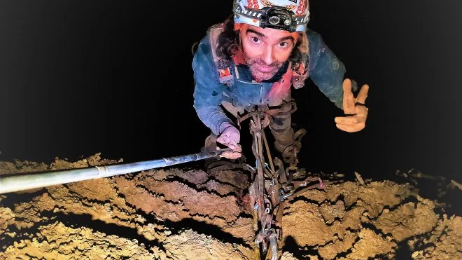 La aventura de 'Pelut' y 'Nofre' en la cueva más grande de España: "En caso de accidente solo tienes a tu compañero" La aventura de 'Pelut' y 'Nofre' en la cueva más grande de España: "En caso de accidente solo tienes a tu compañero"