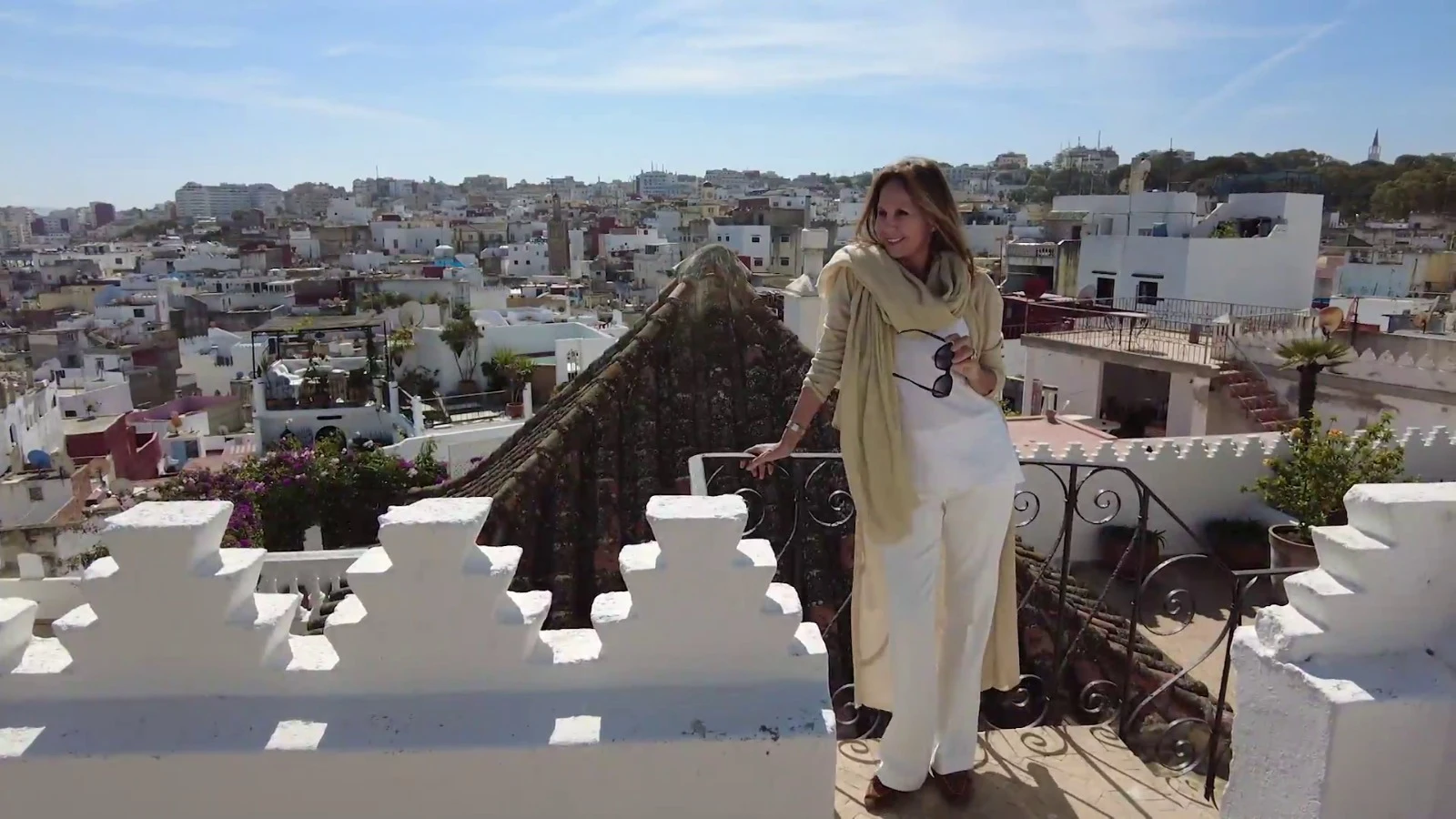 María Dueñas enseña los rincones de Tánger que recorre en su novela 'Sira' María Dueñas enseña los rincones de Tánger que recorre en su novela 'Sira'