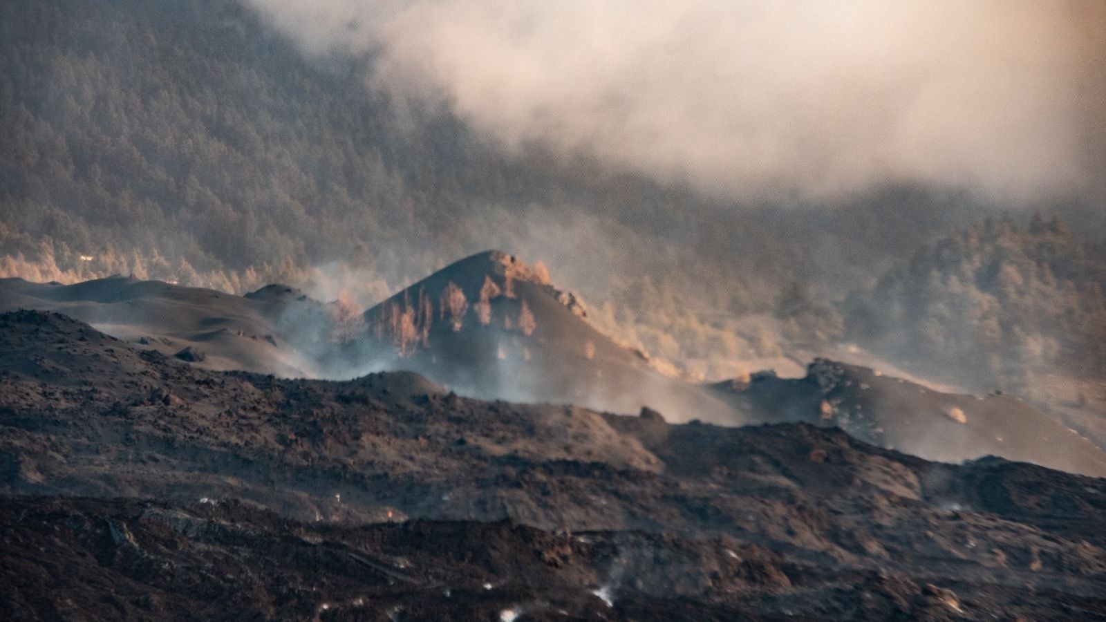 La colada 3 del volcán de La Palma avanza por terreno no dañado