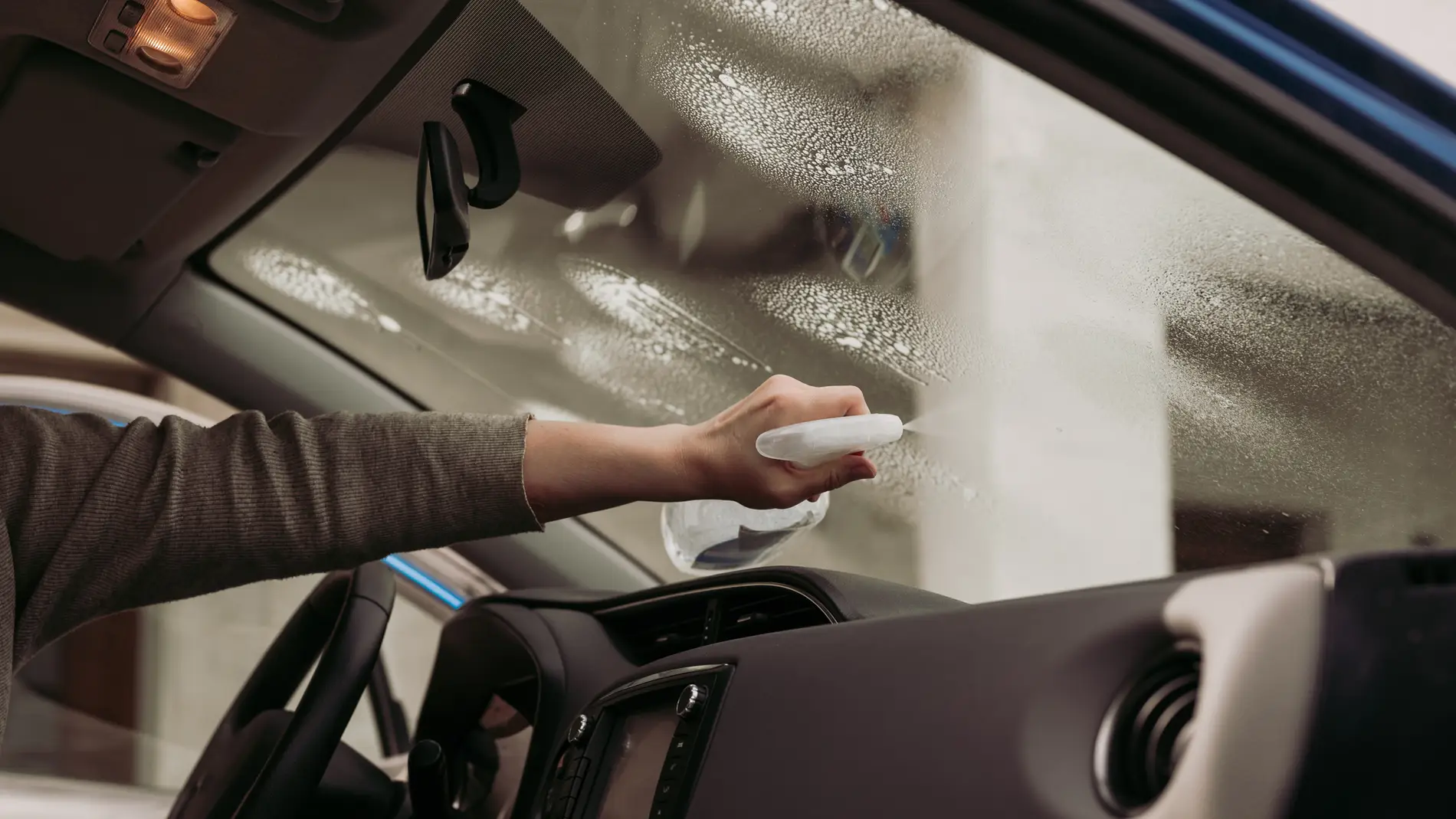 Cómo limpiar el interior del parabrisas del coche para evitar el vaho