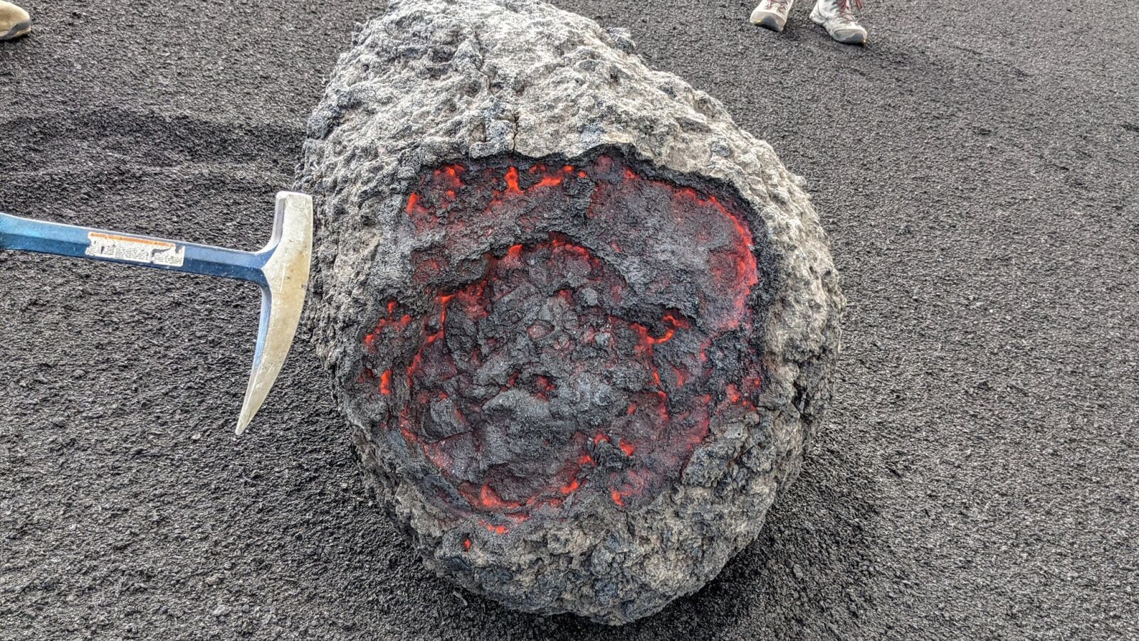 Así rueda por la ladera una bomba de lava procedente del volcán de La Palma