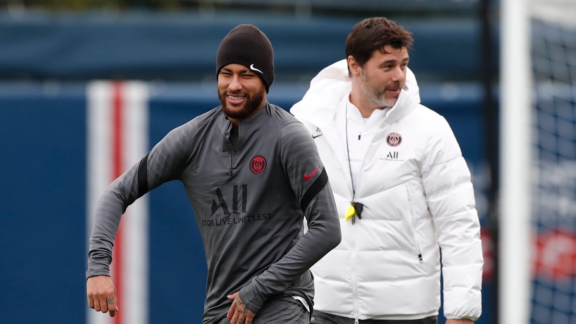 Neymar junto a Pochettino en un entrenamiento del PSG