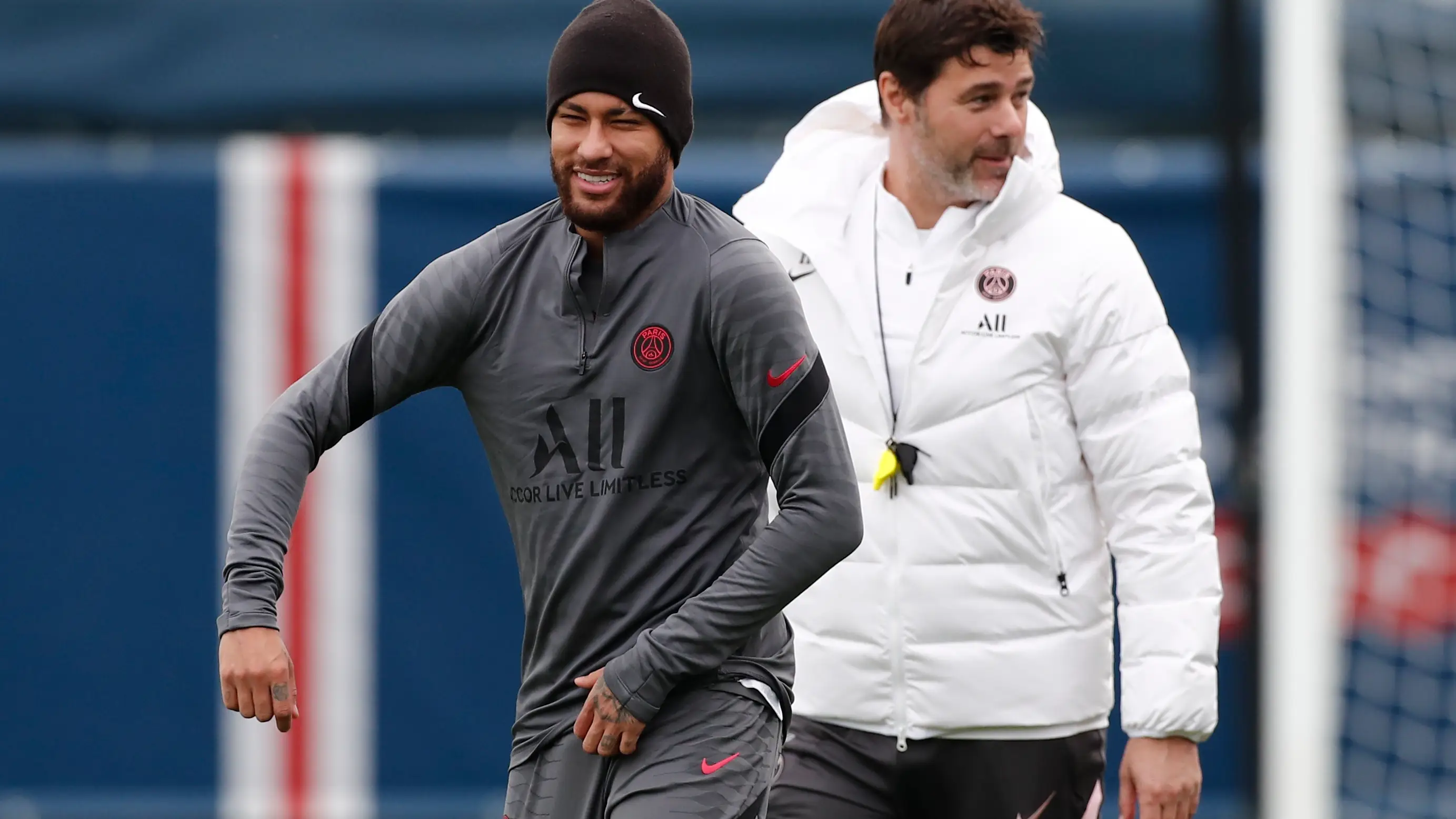 Neymar junto a Pochettino en un entrenamiento del PSG