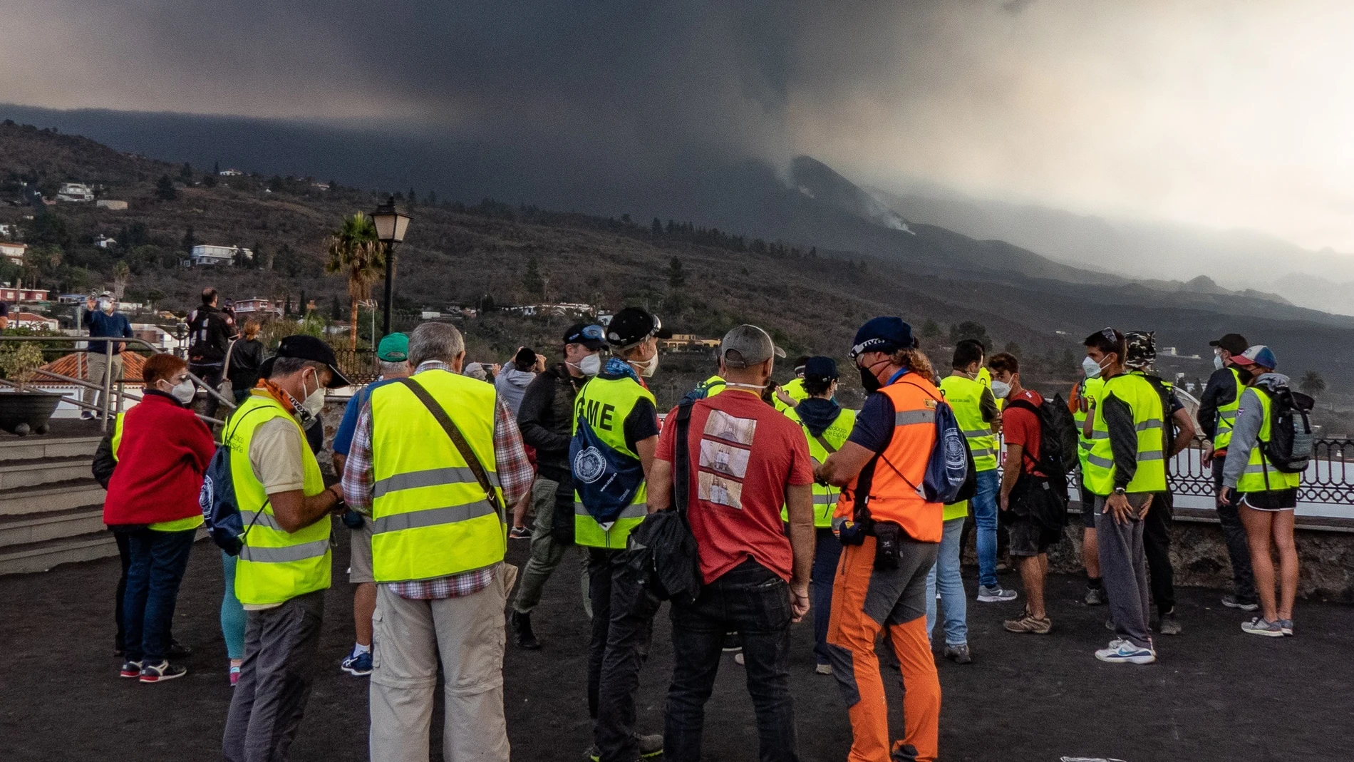 Turistas viendo el volcán