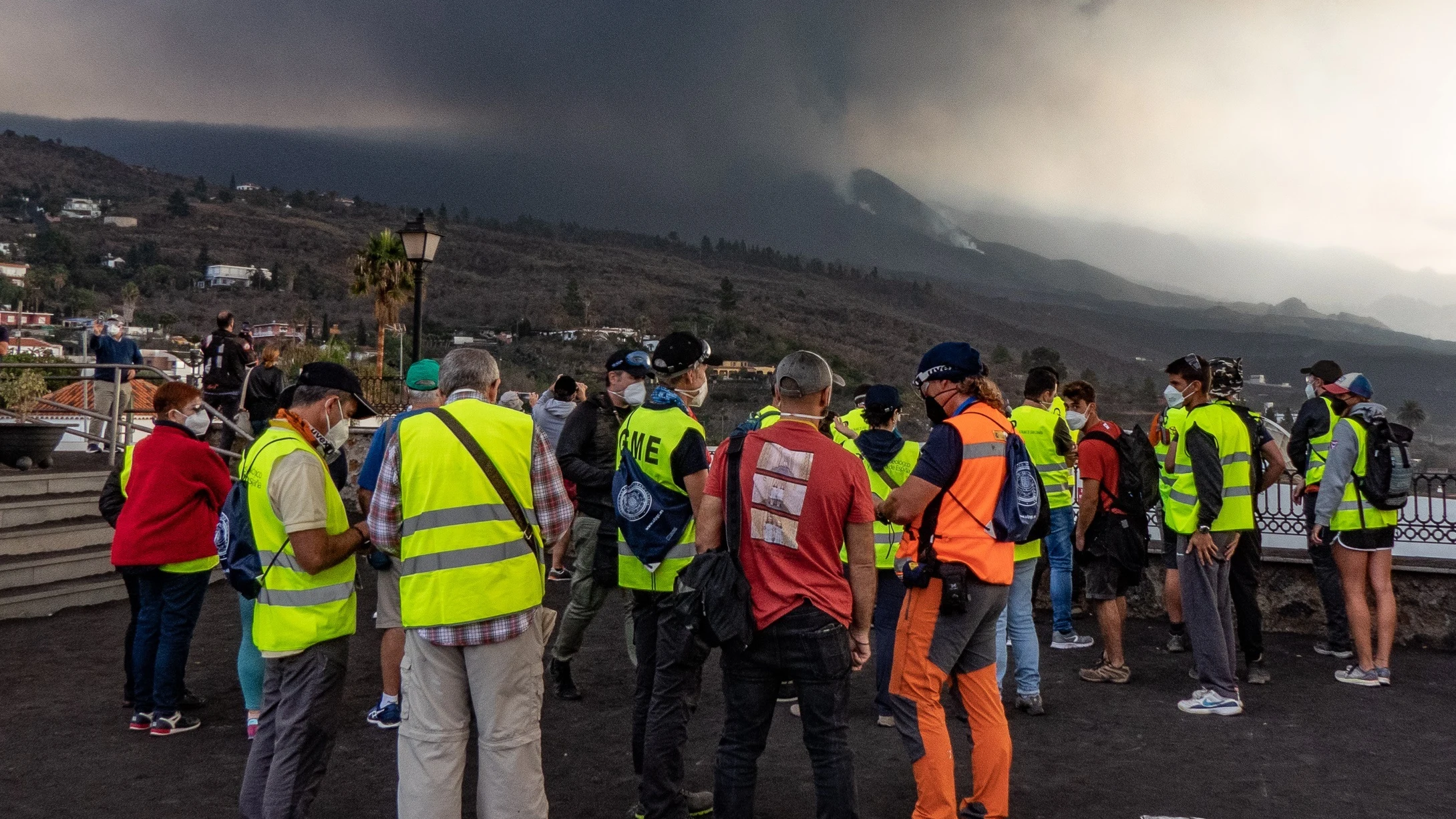 Turistas viendo el volc&aacute;n