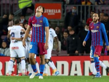 El Barcelona sigue sin levantar cabeza y empata en casa ante el Alavés en el estreno de Sergi Barjuán como técnico