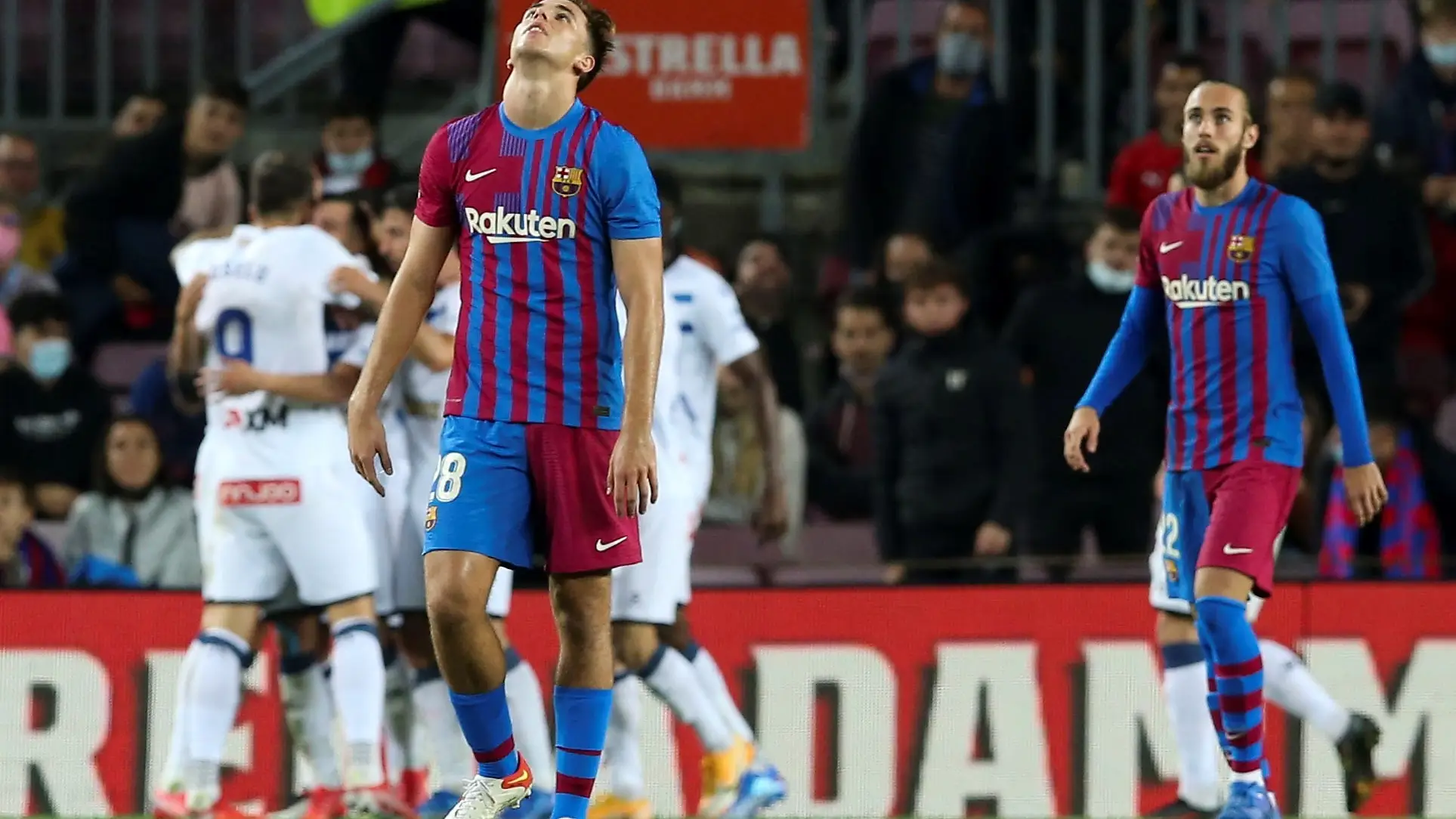 El Barcelona sigue sin levantar cabeza y empata en casa ante el Alavés en el estreno de Sergi Barjuán como técnico El Barcelona sigue sin levantar cabeza y empata en casa ante el Alavés en el estreno de Sergi Barjuán como técnico