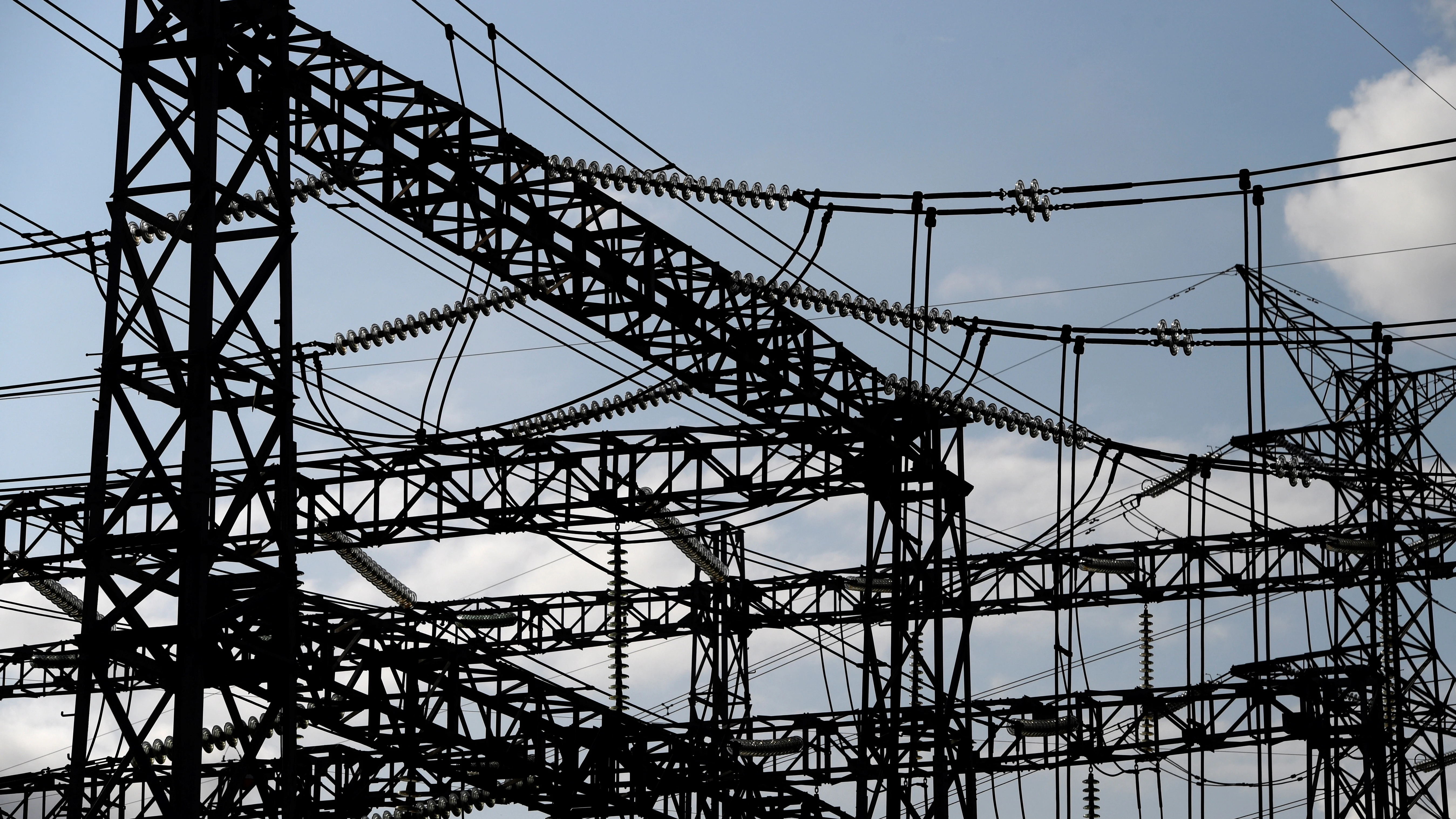 La luz se desploma un 29% y marca su segundo precio m&aacute;s bajo en dos meses con 124,53 euros/MWh