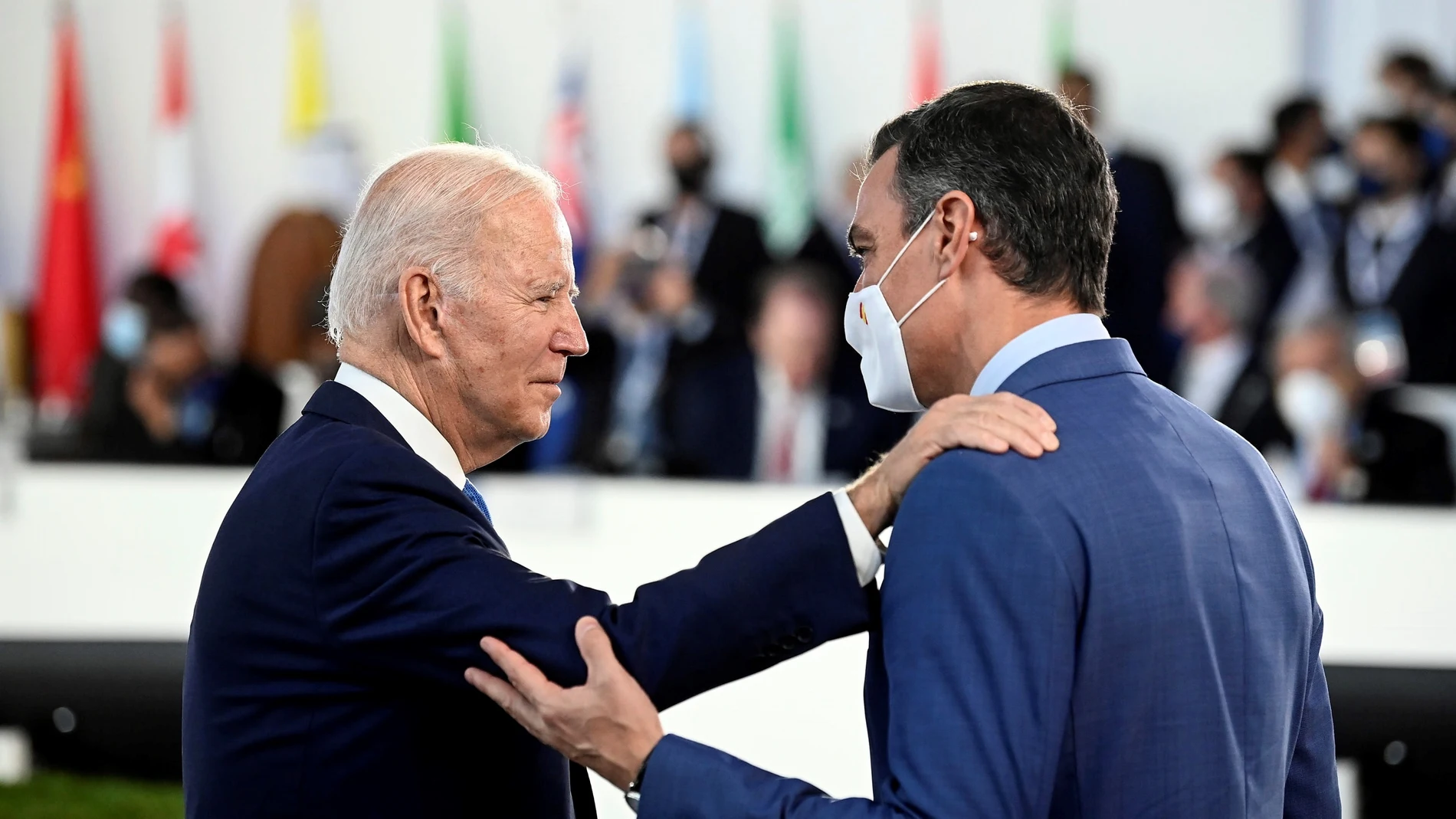 Pedro Sánchez y Joe Biden conversan al inicio del plenario de la cumbre del G20