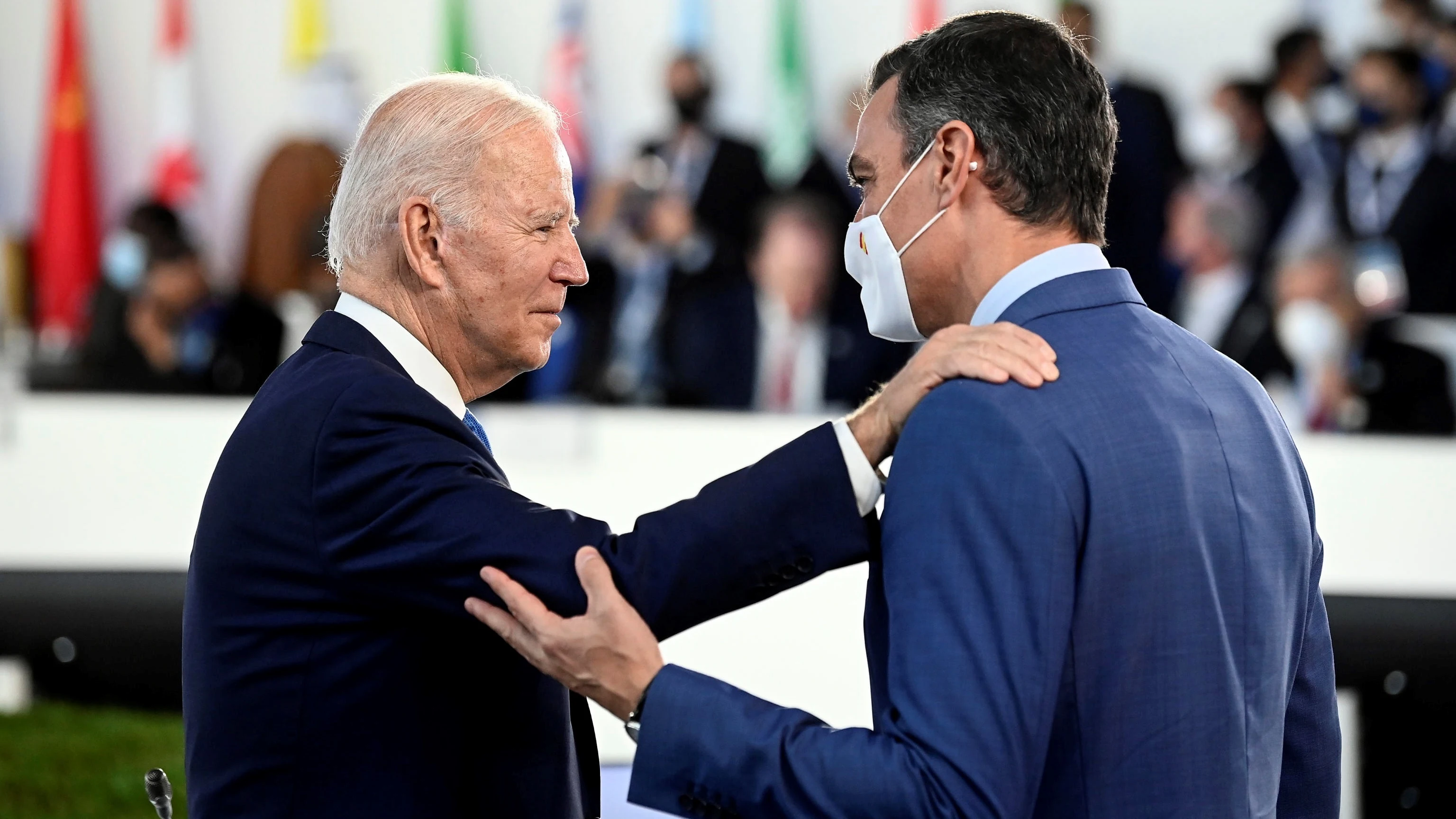Pedro Sánchez y Joe Biden conversan al inicio del plenario de la cumbre del G20 Pedro Sánchez y Joe Biden conversan al inicio del plenario de la cumbre del G20