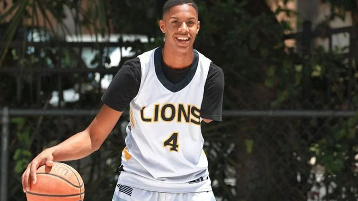 Hansel Emmanuel, el jugador de baloncesto sin un brazo, ya ha firmado su primer contrato en Estados Unidos Hansel Emmanuel, el jugador de baloncesto sin un brazo, ya ha firmado su primer contrato en Estados Unidos 