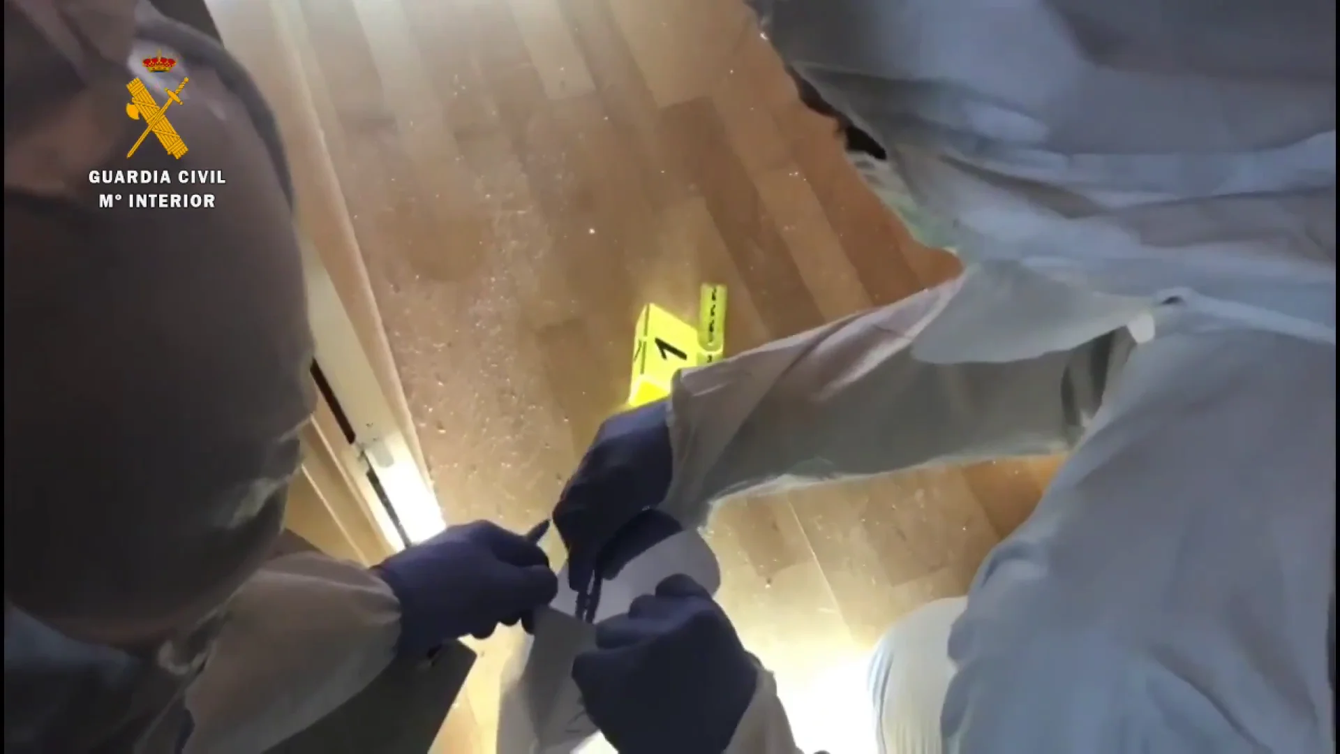 La Guardia Civil inspecciona la vivienda y reconstruye los hechos junto al presunto asesino del niño de Lardero La Guardia Civil inspecciona la vivienda y reconstruye los hechos junto al presunto asesino del niño de Lardero